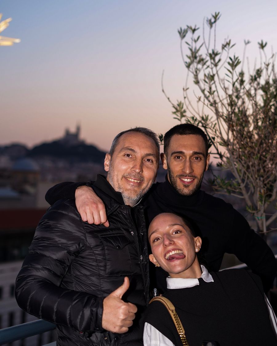 Trois membres de l'équipe Digiflow sur un rooftop, Notre-Dame de la Garde en fond
